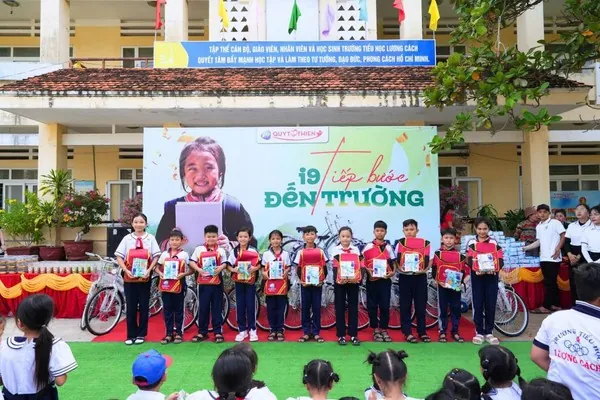 Nhân viên hỗ trợ khách hàng của 123win online đang tư vấn